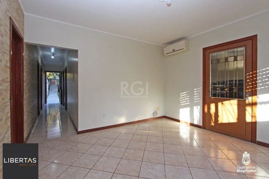 Casa no bairro Cavalhada de 3 dormitórios e amplo pátio
