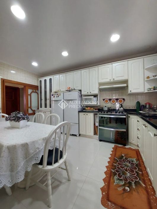 Casa de condomínio à venda no bairro Nonoai com 478 m² e 3 dormitórios/quartos.