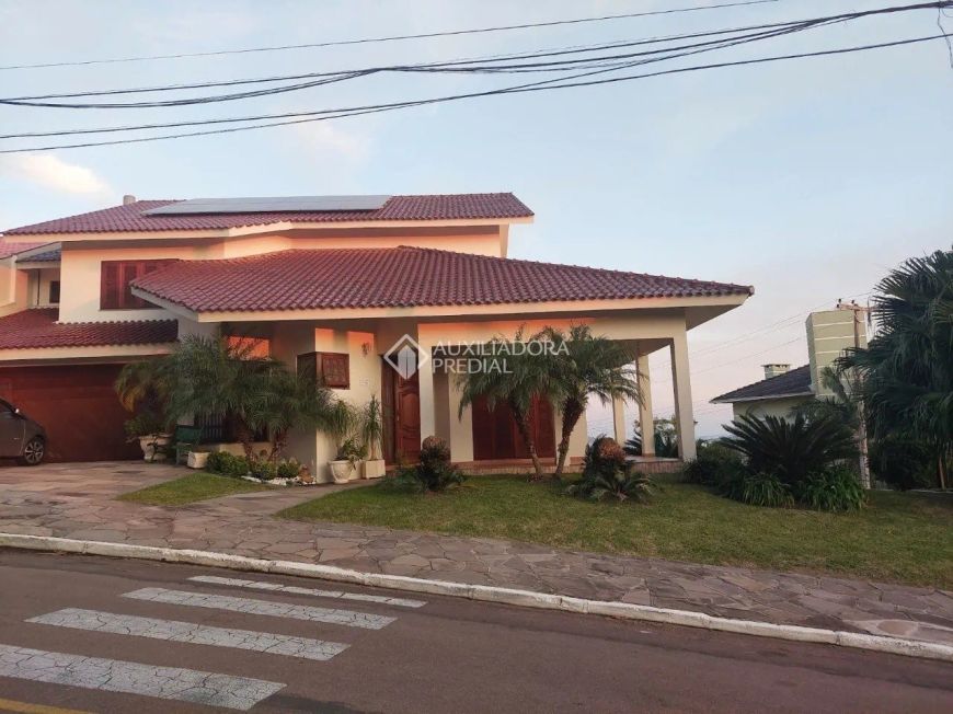 Casa de condomínio à venda no bairro Nonoai com 478 m² e 3 dormitórios/quartos.