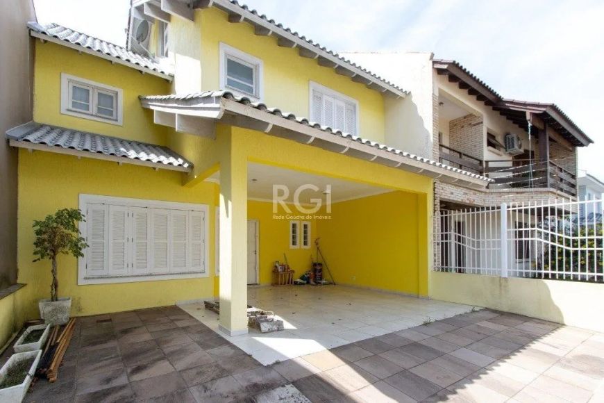 Uma suíte, estar íntimo, living 2 ambientes, lareira, lavabo, cozinha mobiliada,