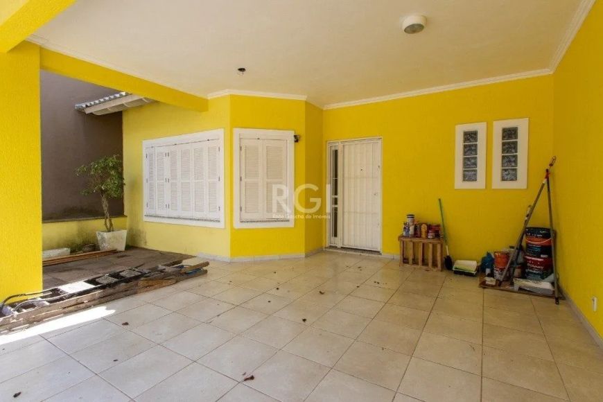 Uma suíte, estar íntimo, living 2 ambientes, lareira, lavabo, cozinha mobiliada,