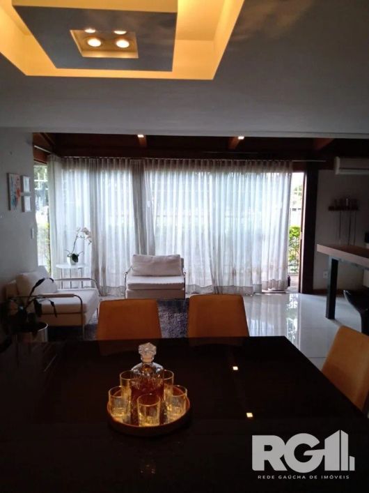 São 04 dormitórios, incluindo uma suíte com closet e hidromassagem. Sótão planejado para acomodar o