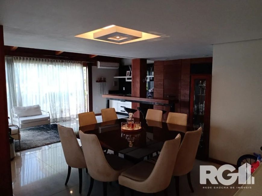 São 04 dormitórios, incluindo uma suíte com closet e hidromassagem. Sótão planejado para acomodar o