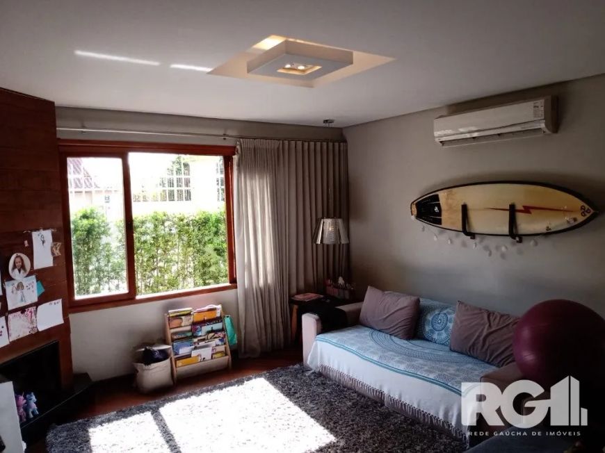 São 04 dormitórios, incluindo uma suíte com closet e hidromassagem. Sótão planejado para acomodar o