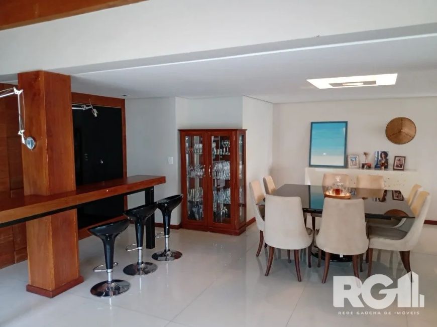 São 04 dormitórios, incluindo uma suíte com closet e hidromassagem. Sótão planejado para acomodar o