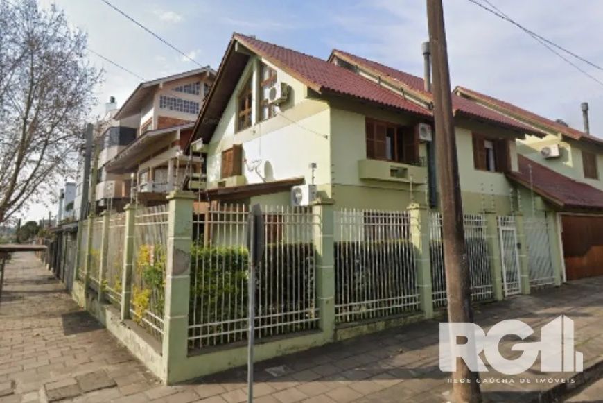 São 04 dormitórios, incluindo uma suíte com closet e hidromassagem. Sótão planejado para acomodar o