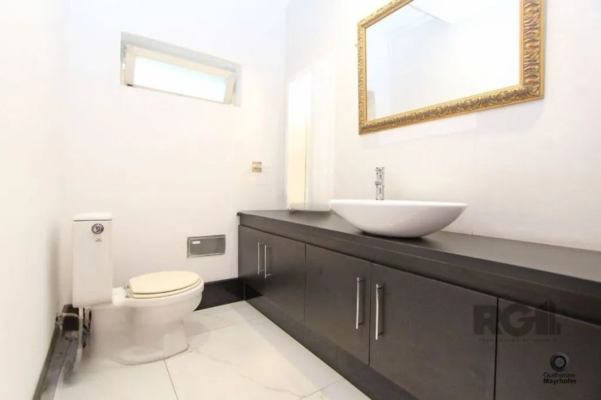 Ampla casa localizada no bairro Partenon, composta por 5 suítes sendo uma master com lareira, hidrom