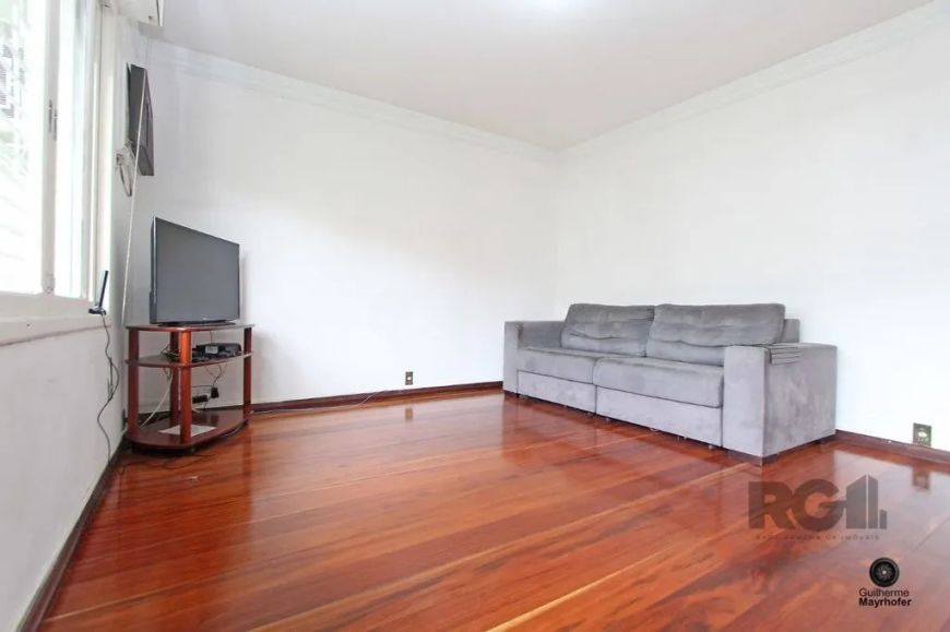 Ampla casa localizada no bairro Partenon, composta por 5 suítes sendo uma master com lareira, hidrom