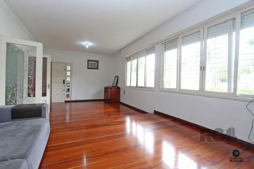 Ampla casa localizada no bairro Partenon, composta por 5 suítes sendo uma master com lareira, hidrom