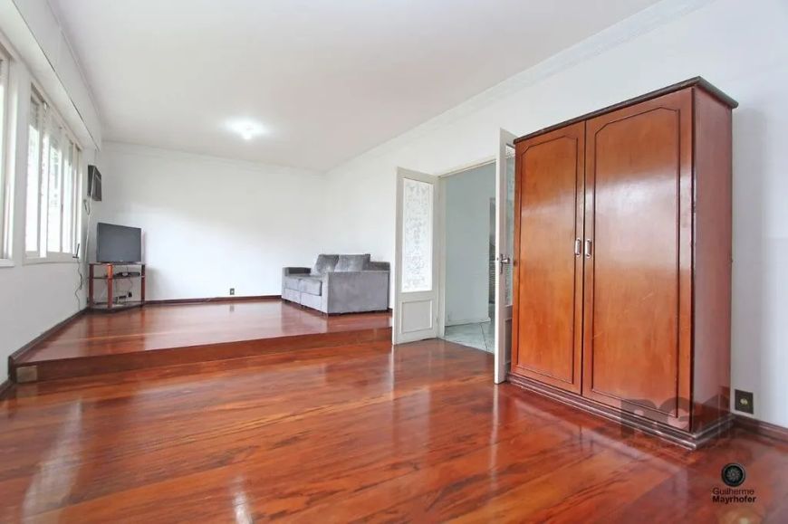 Ampla casa localizada no bairro Partenon, composta por 5 suítes sendo uma master com lareira, hidrom