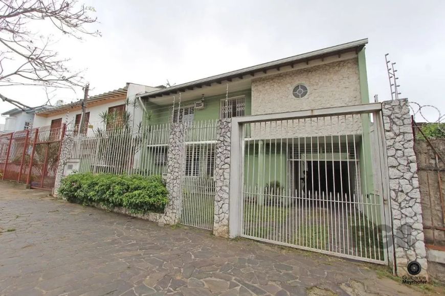 Ampla casa localizada no bairro Partenon, composta por 5 suítes sendo uma master com lareira, hidrom