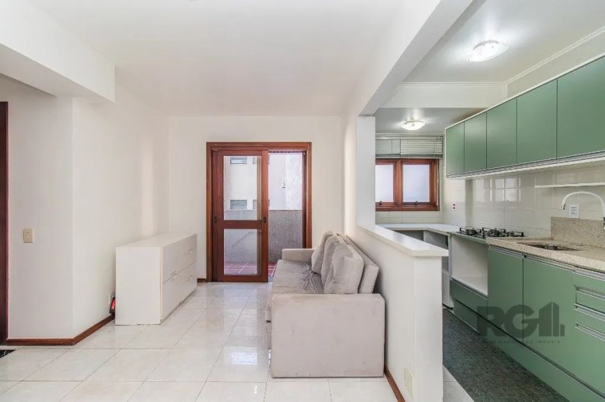 Excelente apartamento 2 dormitórios - 61 m2 - possui garagem - semi mobiliado, Living 2 ambientes co