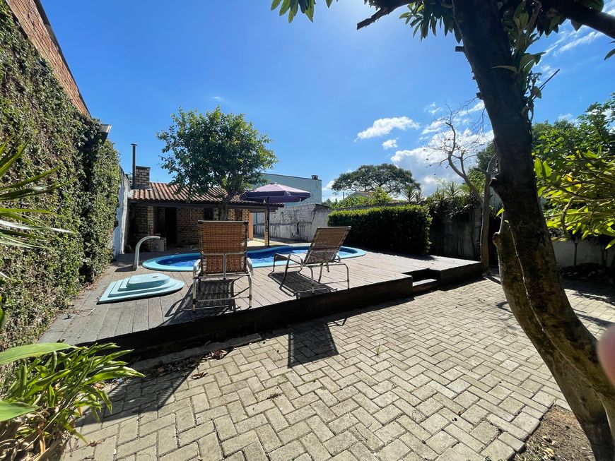 Casa térrea com piscina e quiosque com fogão a lenha e churrasqueira