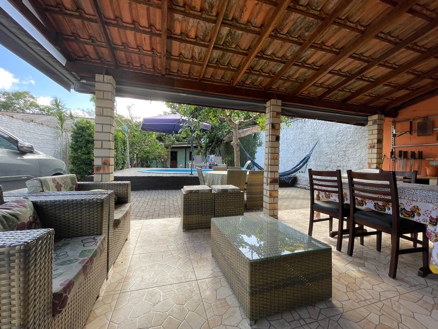Casa térrea com piscina e quiosque com fogão a lenha e churrasqueira