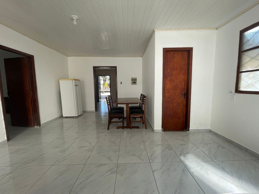 Casa térrea com piscina e quiosque com fogão a lenha e churrasqueira