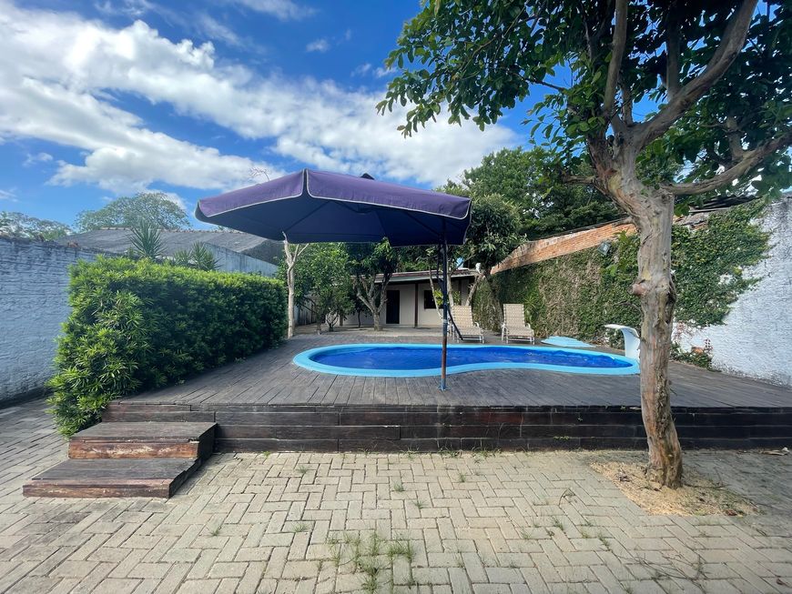 Casa térrea com piscina e quiosque com fogão a lenha e churrasqueira