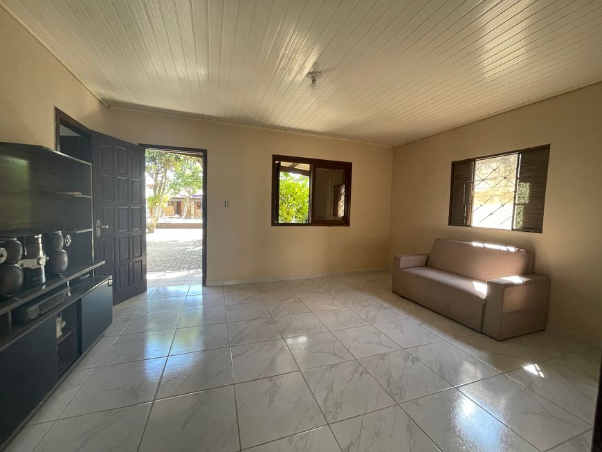 Casa térrea com piscina e quiosque com fogão a lenha e churrasqueira