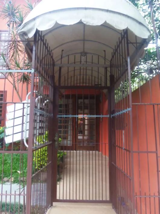 Casa em condomínio com excelente localização no bairro tristeza. Dois dormitórios, dois banheiros, l
