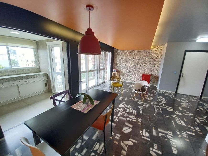 APARTAMENTO DE 3 DORM/QUARTOS COM 120,32m² BOX DUPLO DE GARAGEM E INFRA NO MENINO DEUS