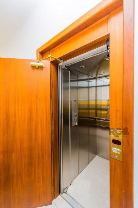 Excelente casa com 320m² no bairro Jardim Itu! O imóvel nunca habitado, composto por amplo living pa
