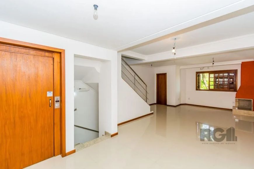 Excelente casa com 320m² no bairro Jardim Itu! O imóvel nunca habitado, composto por amplo living pa