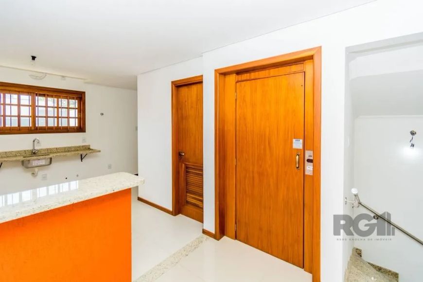 Excelente casa com 320m² no bairro Jardim Itu! O imóvel nunca habitado, composto por amplo living pa