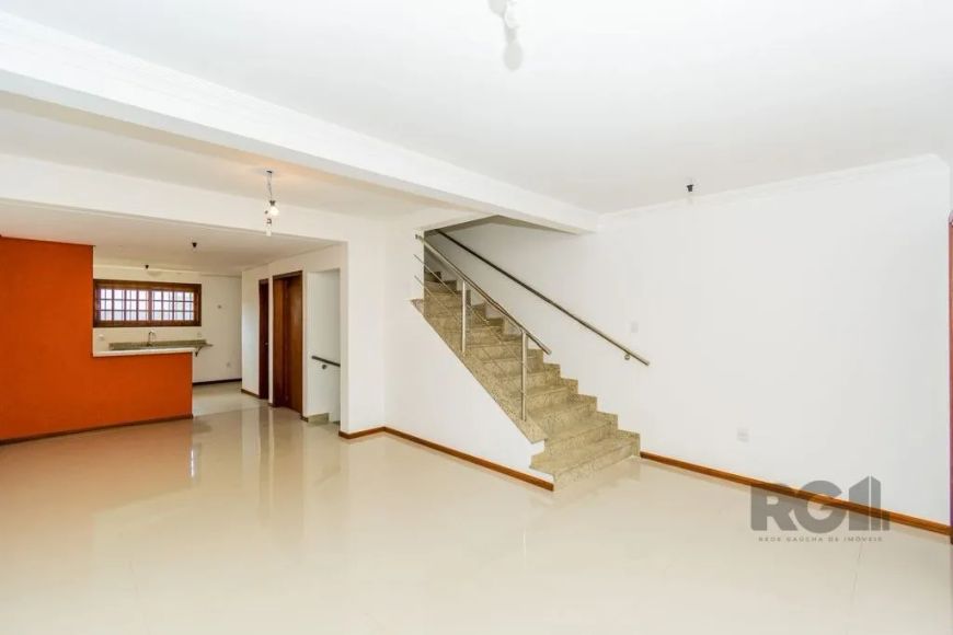 Excelente casa com 320m² no bairro Jardim Itu! O imóvel nunca habitado, composto por amplo living pa