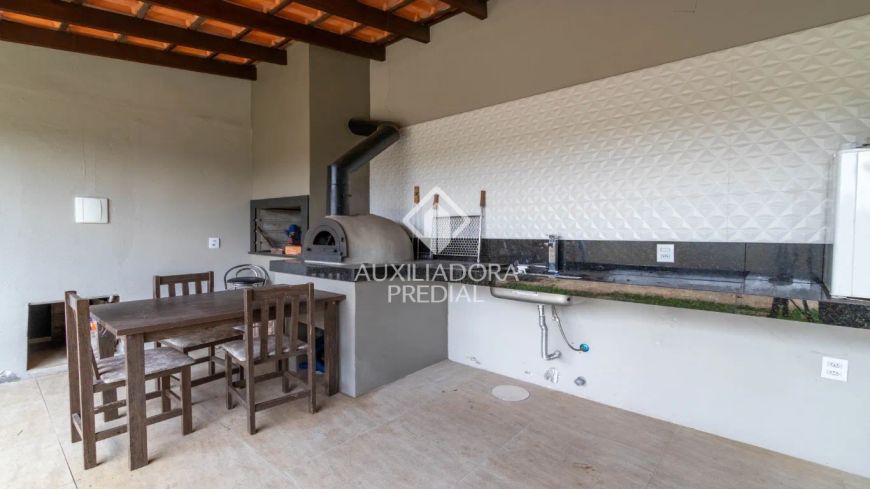 Casa 5 dormitórios com piscina, área de churrasqueira.