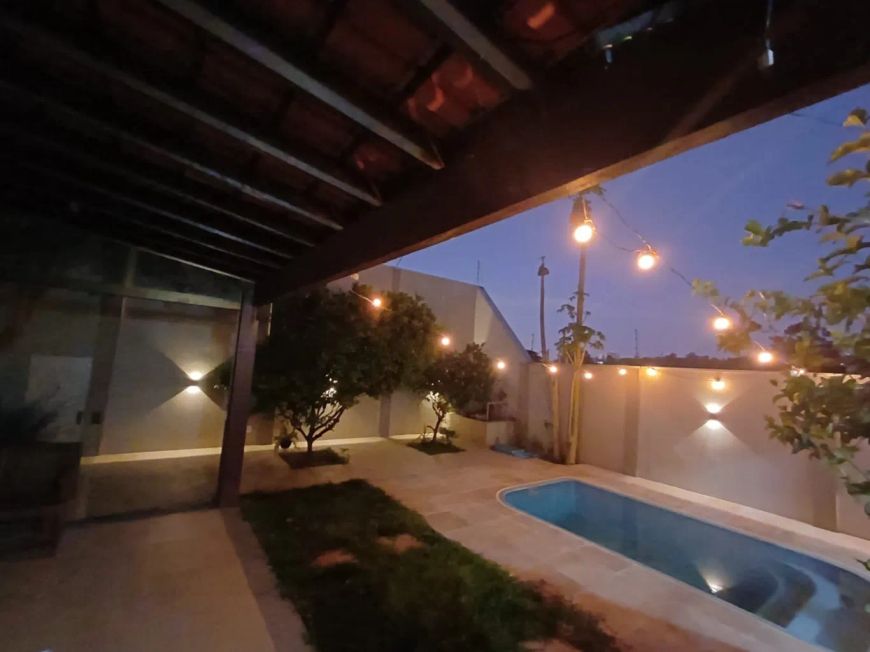 Casa 5 dormitórios com piscina, área de churrasqueira.