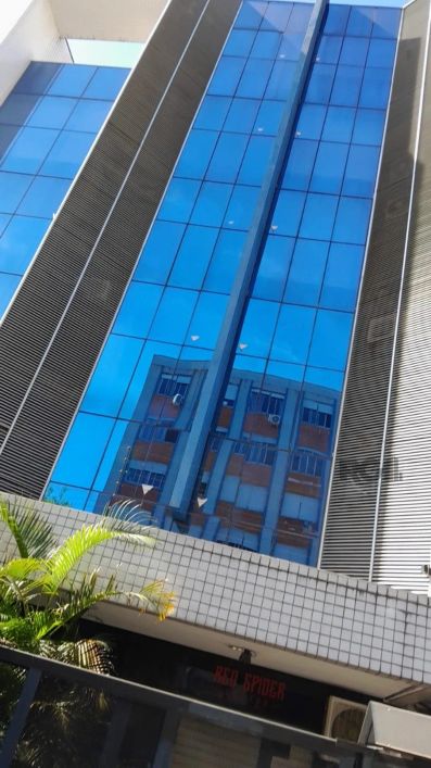 Sala comercial de frente, banheiro, piso laminado novo em prédio com fachada moderna com vidros espe