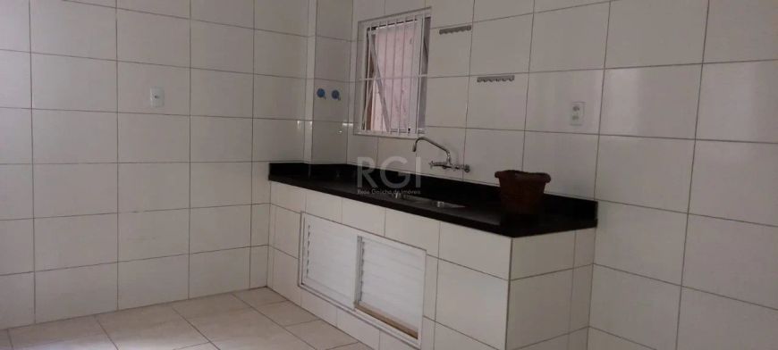 Vende apartamento 3 dormitórios, living 2 ambientes, cozinha ampla, dependência com banheiro, banhei