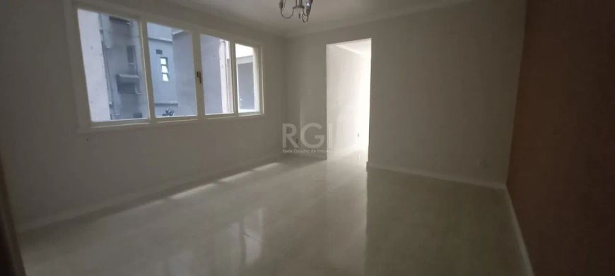 Vende apartamento 3 dormitórios, living 2 ambientes, cozinha ampla, dependência com banheiro, banhei
