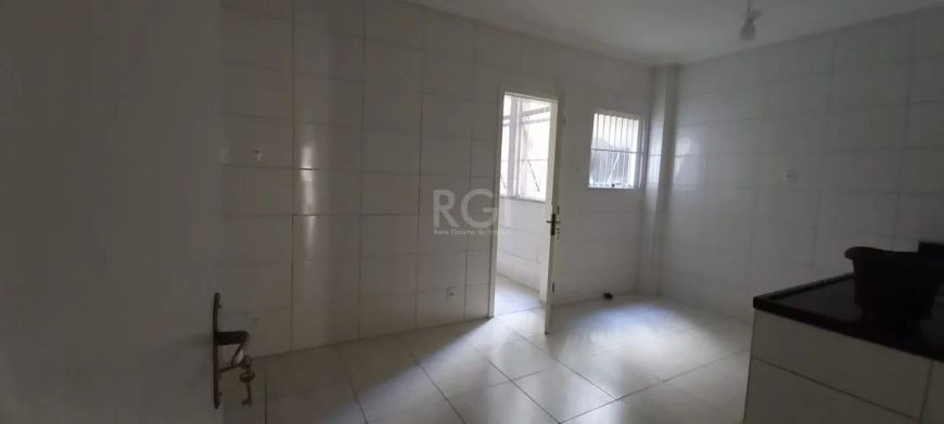 Vende apartamento 3 dormitórios, living 2 ambientes, cozinha ampla, dependência com banheiro, banhei