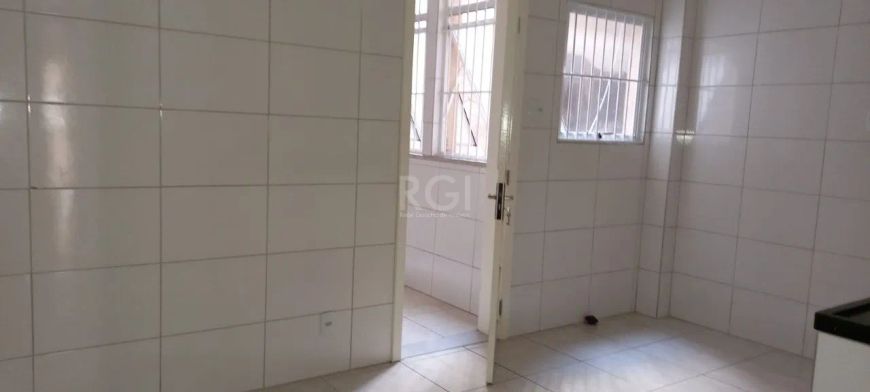 Vende apartamento 3 dormitórios, living 2 ambientes, cozinha ampla, dependência com banheiro, banhei