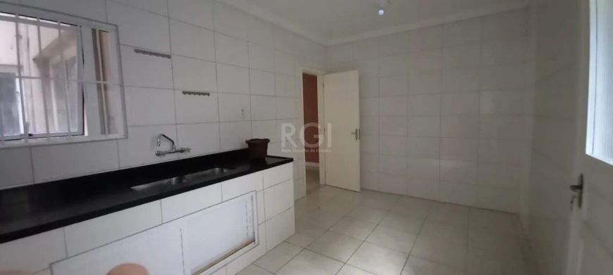 Vende apartamento 3 dormitórios, living 2 ambientes, cozinha ampla, dependência com banheiro, banhei
