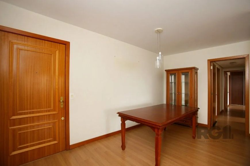 VENDE NO BAIRRO MOINHOS DE VENTO, APARTAMENTO DE 3 DORMITÓRIOS, SENDO 1 SUITE, BANHEIRO SOCIAL E BAN