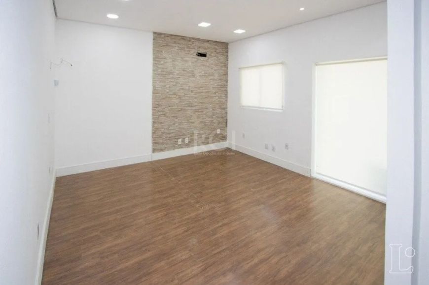 Casa comercial impecável localizada no coração do Bairro Menino Deus, com 232m² de área total e 170m
