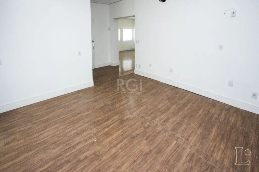 Casa comercial impecável localizada no coração do Bairro Menino Deus, com 232m² de área total e 170m