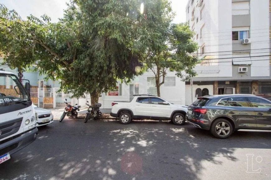 Casa comercial impecável localizada no coração do Bairro Menino Deus, com 232m² de área total e 170m