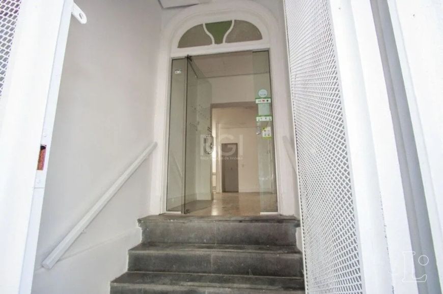 Casa comercial impecável localizada no coração do Bairro Menino Deus, com 232m² de área total e 170m