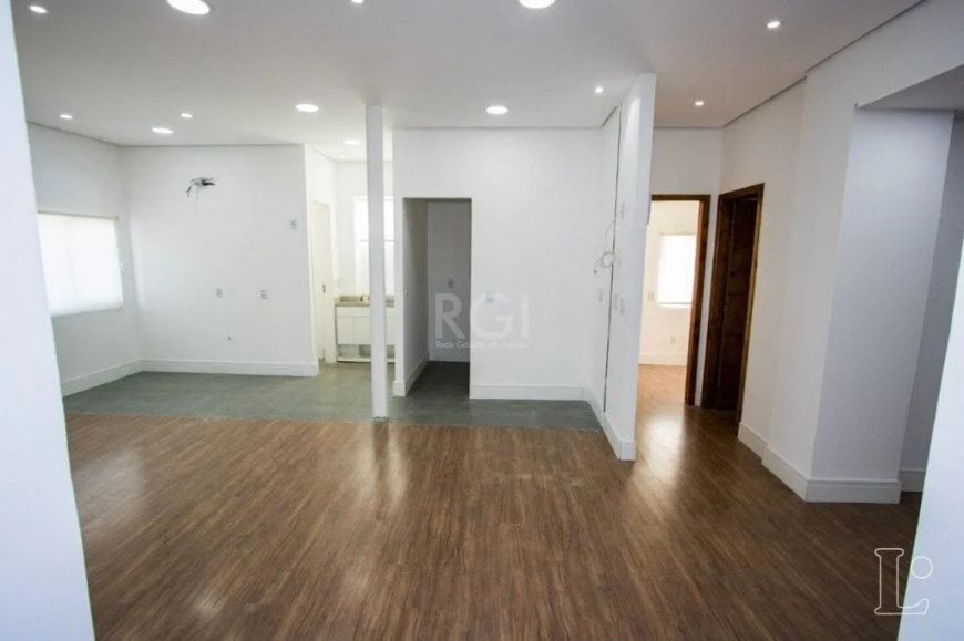 Casa comercial impecável localizada no coração do Bairro Menino Deus, com 232m² de área total e 170m