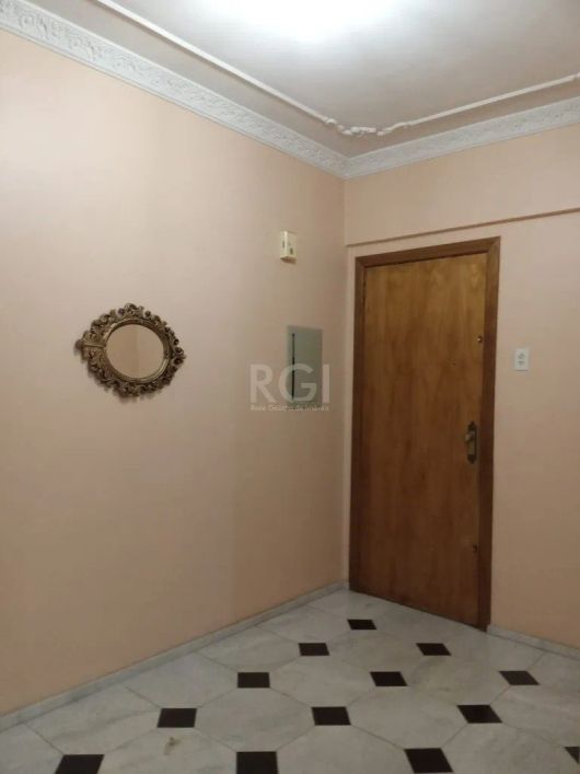 Ótimo e amplo apartamento na Independência, de frente, com 3 dormitórios. Possui living amplo para 3