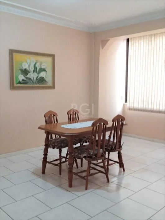 Ótimo e amplo apartamento na Independência, de frente, com 3 dormitórios. Possui living amplo para 3