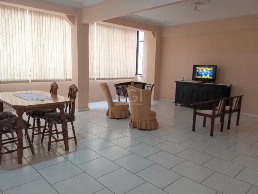 Ótimo e amplo apartamento na Independência, de frente, com 3 dormitórios. Possui living amplo para 3