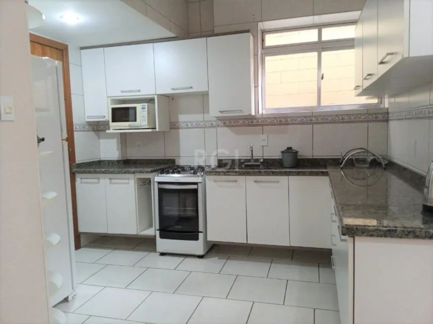 Ótimo e amplo apartamento na Independência, de frente, com 3 dormitórios. Possui living amplo para 3