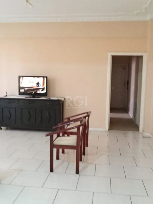 Ótimo e amplo apartamento na Independência, de frente, com 3 dormitórios. Possui living amplo para 3