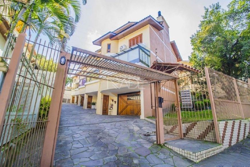 Casa em condomínio de 3 dormitórios e 2 vagas bairro Jardim Isabel.