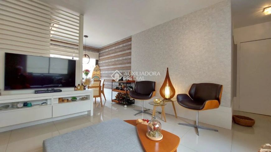 Apartamento a venda de 3 quartos com suíte no bairro Auxiliadora em Porto Alegre.
