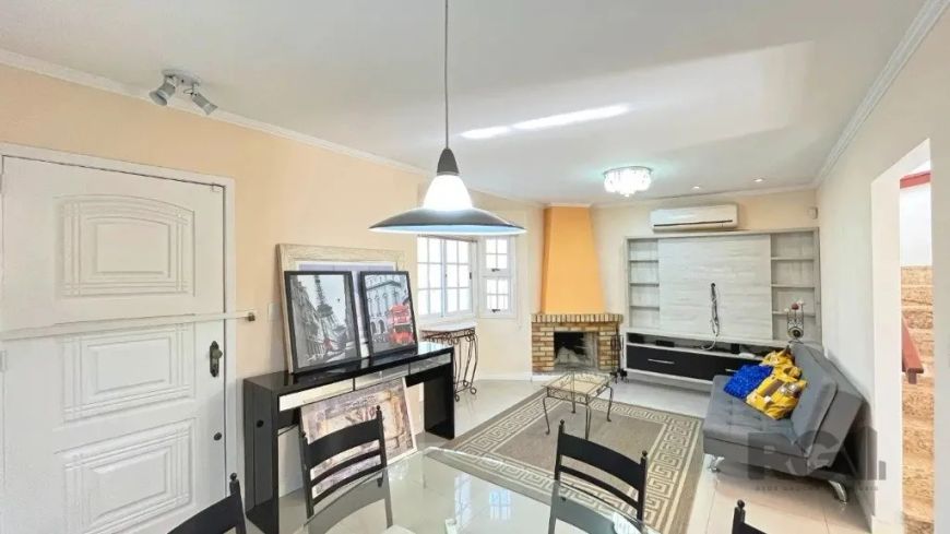 Com 119,93 m² de área privativa são 3 quartos, banheiro social. O quarto de casal conta com janela m