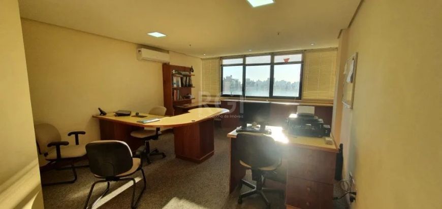 Ótima sala comercial localizada em área nobre e de fácil acesso da cidade! Ampla sala comercial tota
